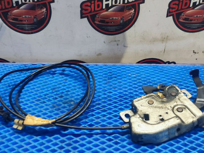 Замок капота